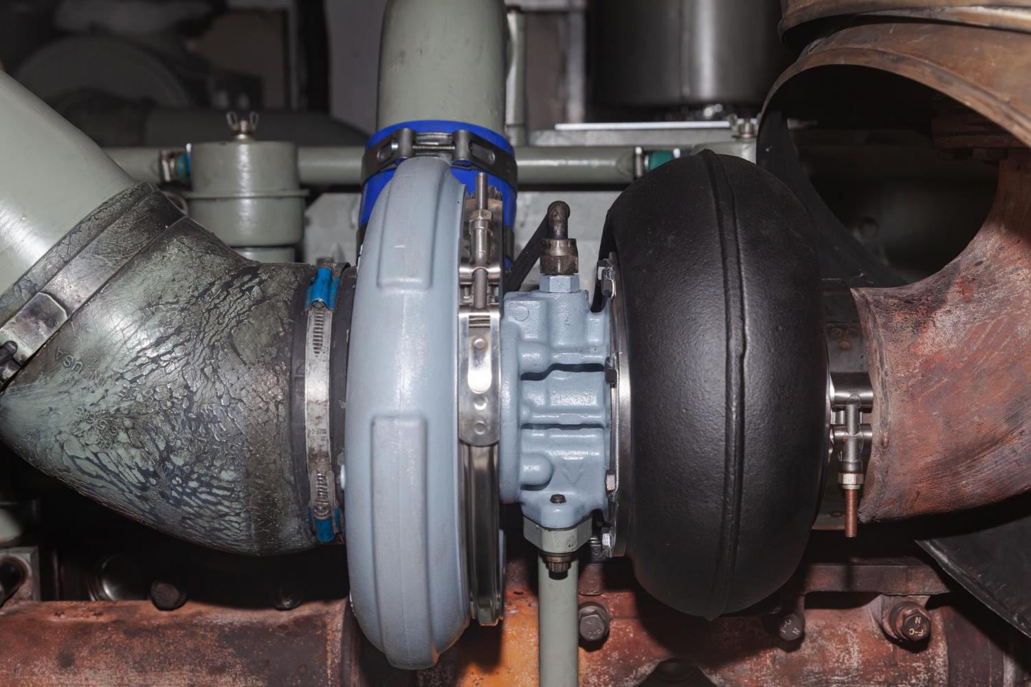 Rotating machinery assembly fitted on a marine engine